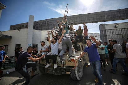 Un grupo de palestinos subidos a un vehículo militar por las calles de Gaza, este sábado.