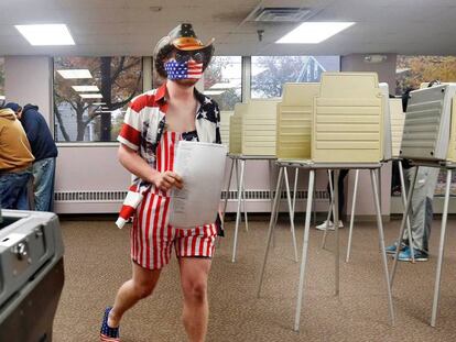 Varias personas votan de manera anticipada en un colegio electoral de Ravenna, Ohio (Estados Unidos), el pasado 29 de octubre. 