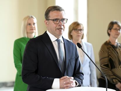 Petteri Orpo en Helsinki, detrás, desde la izquierda, la líder del Partido de los Finlandeses, Riikka Purra