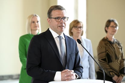 Petteri Orpo en Helsinki, detrás, desde la izquierda, la líder del Partido de los Finlandeses, Riikka Purra