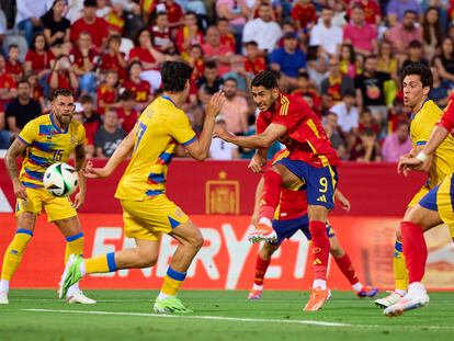 Ayoze marca el primer gol de España contra Andorra en Badajoz.