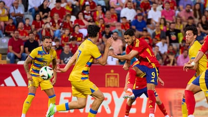 Ayoze marca el primer gol de España contra Andorra en Badajoz.