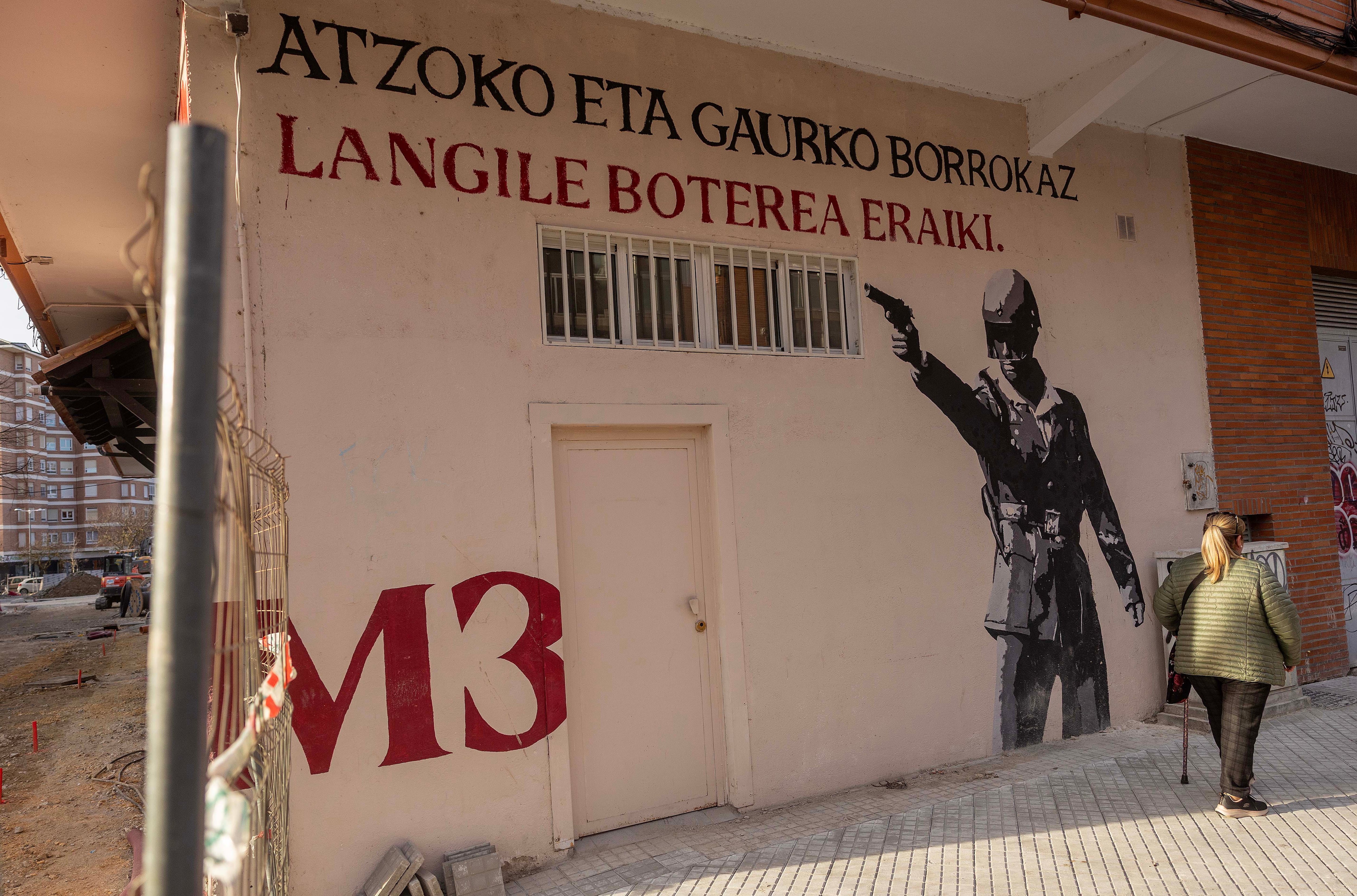 Mural 'Costruyamos el poder obrero con la lucha de ayer y hoy.' sobre la matanza del tres de marzo en el barrio de Zaramaga, en Vitoria.