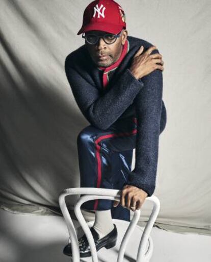 Spike Lee, con chaqueta, pantalón, gorra y mocasines de la colección cápsula de Gucci en colaboración con los New York Yankees.