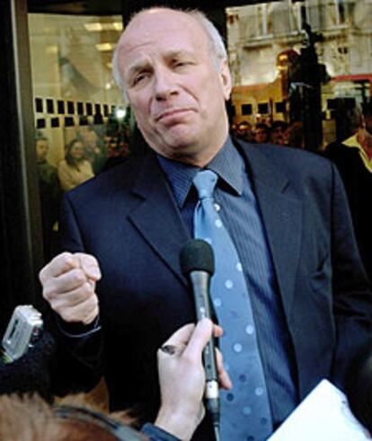 Greg Dyke, ayer, tras dimitir como director general de la BBC.