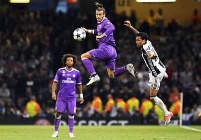 Gareth Bale en el terreno de juego tras sustituir a Benzema.