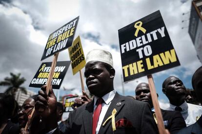 Varios abogados se manifiestan en Nairobi (Kenia) con pancartas que dicen "fidelidad a la ley".
