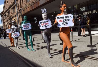 Activistas de PETA, organización de personas por el trato ético de los animales, piden a la industria de la moda abandonar el uso de pieles utilizadas por algunos diseñadores, durante la Semana Internacional de la Moda en Sidney (Australia).