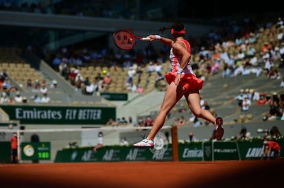 La tenista eslovena Tamara Zidansek devuelve la bola a la rusa Anastasia Pavlyuchenkova, durante el partido de semifinales del Roland Garros celebrado en París, Francia.