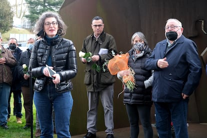 Maite Pagazaurtundua, Ruben Mugica, Estibaliz Garmendi, su viuda, y Fernando Savater en el homenaje a Joseba Pagazaurtundua en Andoain, en febrero de 2022.