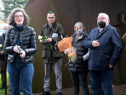 Maite Pagazaurtundua, Ruben Mugica, Estibaliz Garmendi, su viuda, y Fernando Savater en el homenaje a Joseba Pagazaurtundua en Andoain, en febrero de 2022.