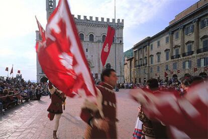 Gubbio celebra cada año a finales de mayo (este año, el pasado día 29) la fiesta del Palio della Balestra en su Piazza Grande.