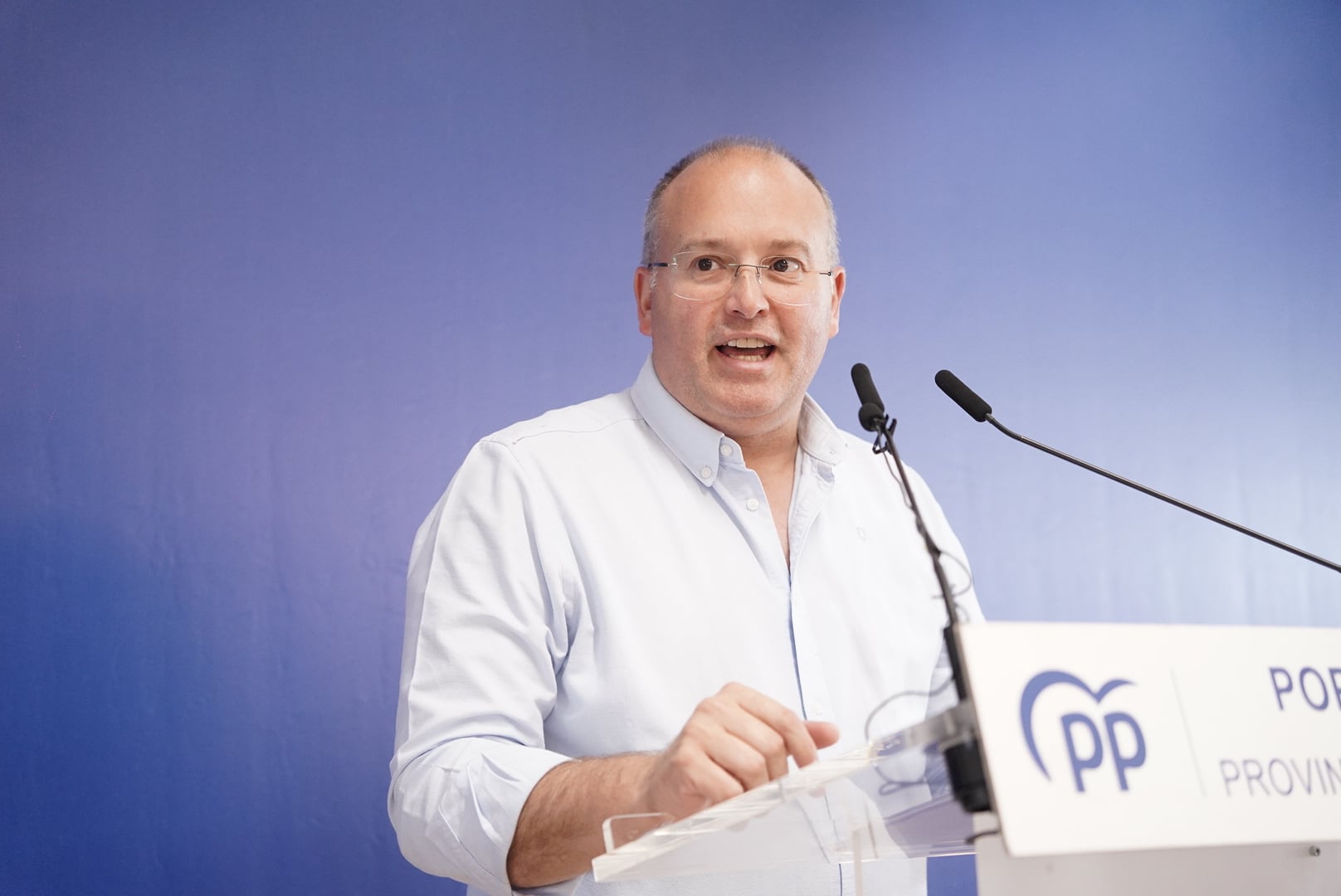 Guerra total entre PP y PSOE por los currículos: el secretario general de los populares también lo modifica