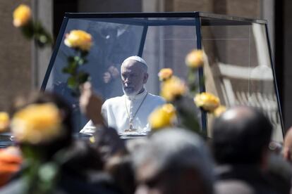 El actor estadounidense John Malkovich durante el rodaje de la serie de TV 'The New Pope' en Roma (Italia). 