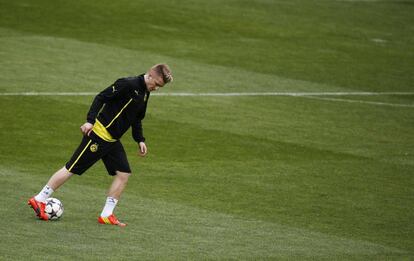 Reus controla un balón durante el entrenamiento efectuado esta tarde en el estadio Santiago Bernabéu, en la víspera del partido de ida de los cuartos de final de la Champions League que disputan mañana contra el Real Madrid.