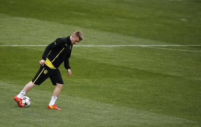 Reus controla un baln durante el entrenamiento efectuado esta tarde en el estadio Santiago Bernabu, en la vspera del partido de ida de los cuartos de final de la Champions League que disputan ma?ana contra el Real Madrid.