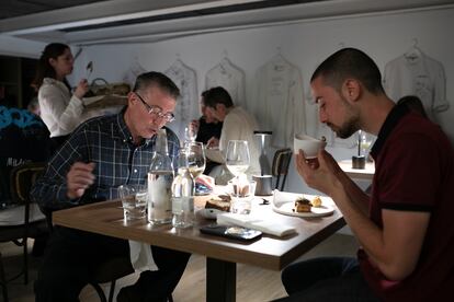 Los comensales en la cena servida por Javi Estévez en el espacio Cocíname de Barcelona. 