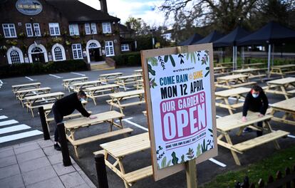 El pub Fox on The Hill prepara la reapertura de su terraza en el sur de Londres, el pasado 11 de abril