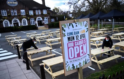 El pub Fox on The Hill prepara la reapertura de su terraza en el sur de Londres, el pasado 11 de abril