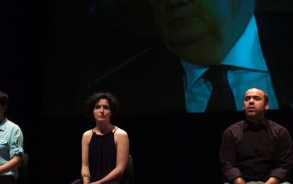 Una representación de 'Si una ventana se abriese'. A la derecha de la imagen, su director e intérprete, Tiago Rodrigues.