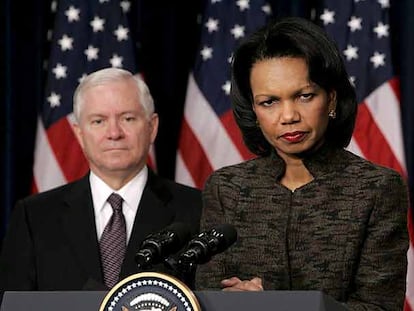 El secretario de Defensa, Robert Gates, y Condoleezza Rice, ayer en una rueda de prensa en Washington.
