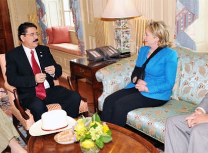 La secretaria de Estado de EE UU, Hillary Clinton, y el presidente hondureño depuesto, durante la entrevista.