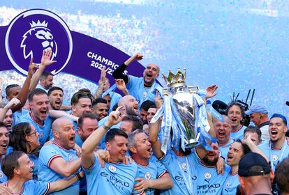 Guardiola celebra el título de Premier con los empleados y los jugadores del Manchester City.