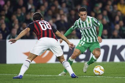 Tello dribla a Rodríguez en el pasado Betis-Milan.