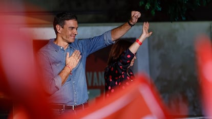 El presidente del Gobierno y líder del PSOE, Pedro Sánchez, saluda a los militantes y simpatizantes socialistas que han acudido a la sede del PSOE, durante el seguimiento de la noche electoral de los comicios generales de este domingo