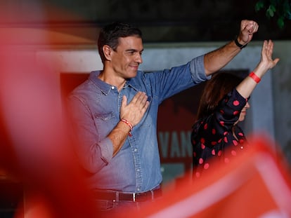 El presidente del Gobierno y líder del PSOE, Pedro Sánchez, saluda a los militantes y simpatizantes socialistas que han acudido a la sede del PSOE, durante el seguimiento de la noche electoral de los comicios generales de este domingo