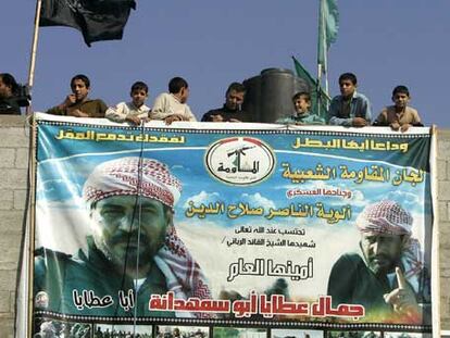 Varios palestinos, en el tejado de la casa de un miliciano como <i>escudos humanos,</i> ayer en Gaza.