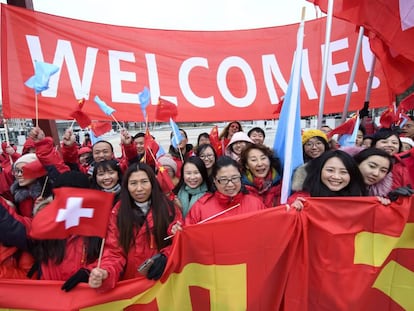 Concentraci&oacute;n de apoyo al presidente de China, Xi Jinping, frente a la sede de las Naciones Unidas en Ginebra, Suiza.