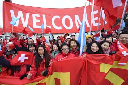 Concentraci&oacute;n de apoyo al presidente de China, Xi Jinping, frente a la sede de las Naciones Unidas en Ginebra, Suiza.