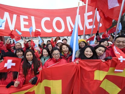 Concentraci&oacute;n de apoyo al presidente de China, Xi Jinping, frente a la sede de las Naciones Unidas en Ginebra, Suiza.