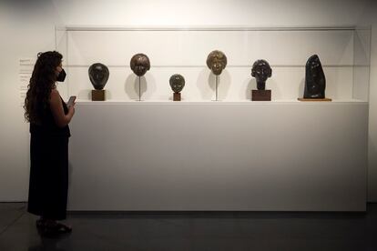Máscaras de cobre repujado, las primeras esculturas de Julio González que forman parte de la muestra del Centro Pompidou de Málaga. 