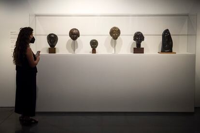 Máscaras de cobre repujado, las primeras esculturas de Julio González que forman parte de la muestra del Centro Pompidou de Málaga.