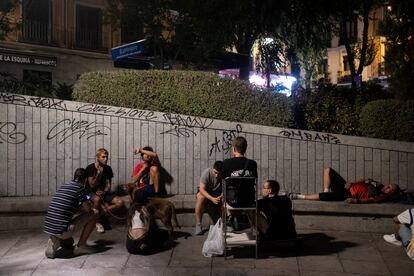 Varios adolescentes hacen botellón en la plaza del 2 de Mayo de Madrid. 