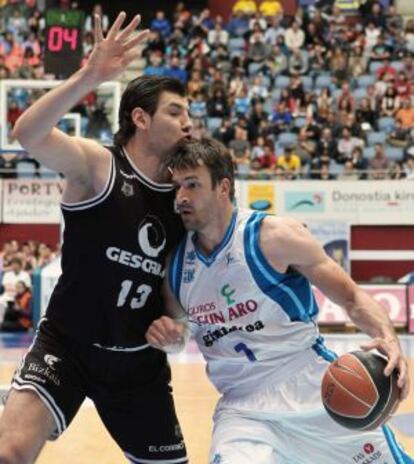 Andy Panko (der.) entra a canasta ante la oposición de Marko Barnic, del Gescrap Bizkaia.