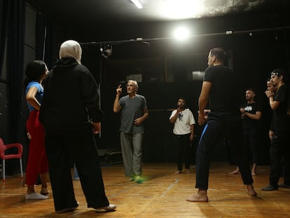 Varios estudiantes de 'The Freedom Theatre' realizan un ejercicio de improvisación dirigido por el actor francés, Jean Luc Bansard, de visita en el centro.