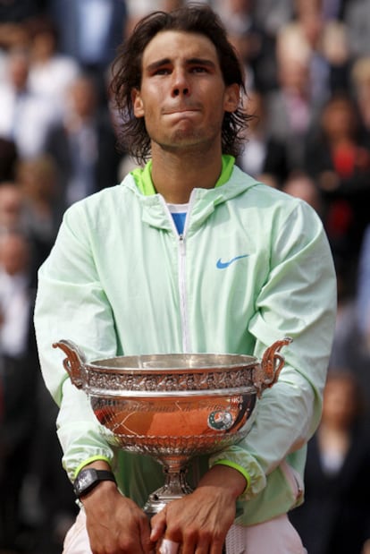 Nadal, emocionado tras recibir su quinto trofeo como campeón de Roland Garros.