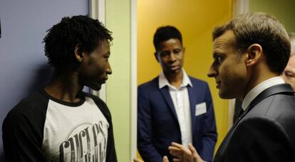 El presidente francés, Emmanuel Macron, durante su vísita al centro de migrantes de Croisilles, en el norte de Francia, el pasado enero.