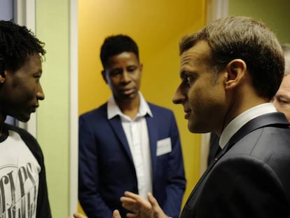 El presidente francés, Emmanuel Macron, durante su vísita al centro de migrantes de Croisilles, en el norte de Francia, el pasado enero.