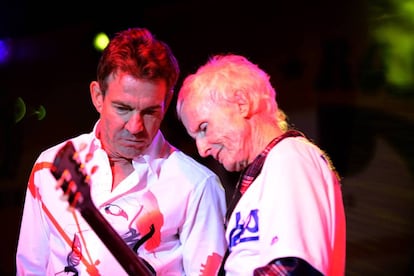 Dennis Quaid y Robby Krieger, miembro original de The Doors, durante un concierto benéfico el pasado octubre.