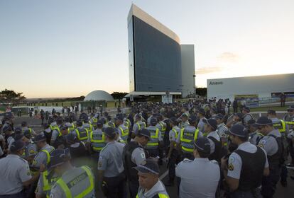 Policiais protegem a entrada do Tribunal Superior Eleitoral (TSE), onde ministros começam a julgar se a chapa Dilma-Temer é culpada ou inocente dos delitos de abuso de poder político e econômico durante a eleição presidencial de 2014, quando foi a vencedora