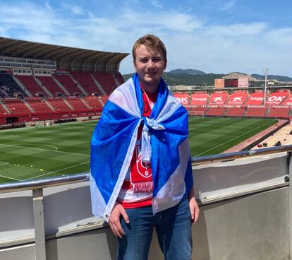 Aidan Shearer, en el estadio Nuevo Los Cármenes antes de un partido del Granada CF.