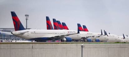 Flota de Delta estacionada por las restricciones a los vuelos durante la pandemia. 