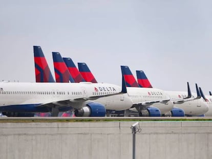 Flota de Delta estacionada por las restricciones a los vuelos durante la pandemia. 