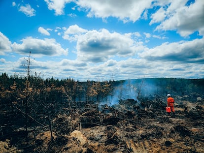 Los bomberos franceses intentan extinguir los incendios forestales en Quebec (Canadá), el 18 de junio de 2023.