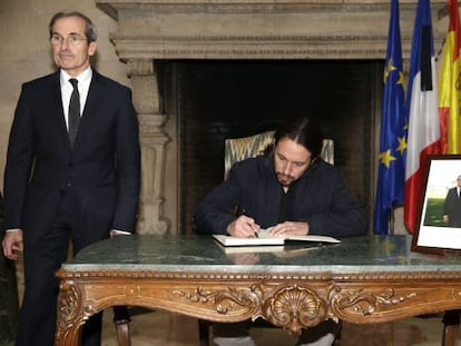 El l&iacute;der de Podemos, Pablo Iglesias, firma el libro de condolencias en la residencia del embajador de Francia. 