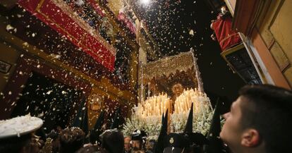 Lluvia de petalos sobre la Esperanza de Triana tras salir de su templo.